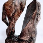 Hombre medio sentado atras