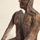 Hombre medio sentado lado